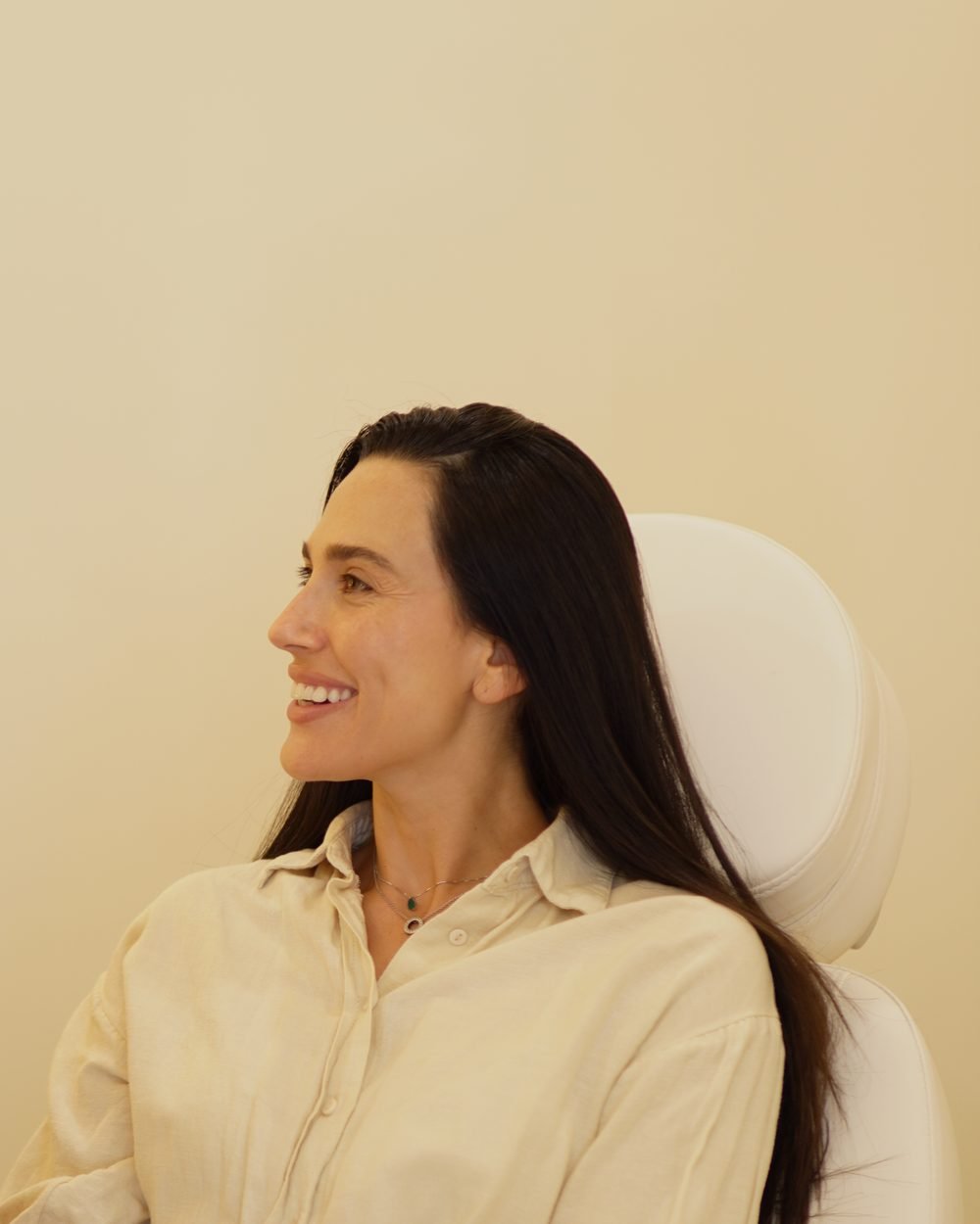 Paciente con melena larga y sana en la consulta de Antea