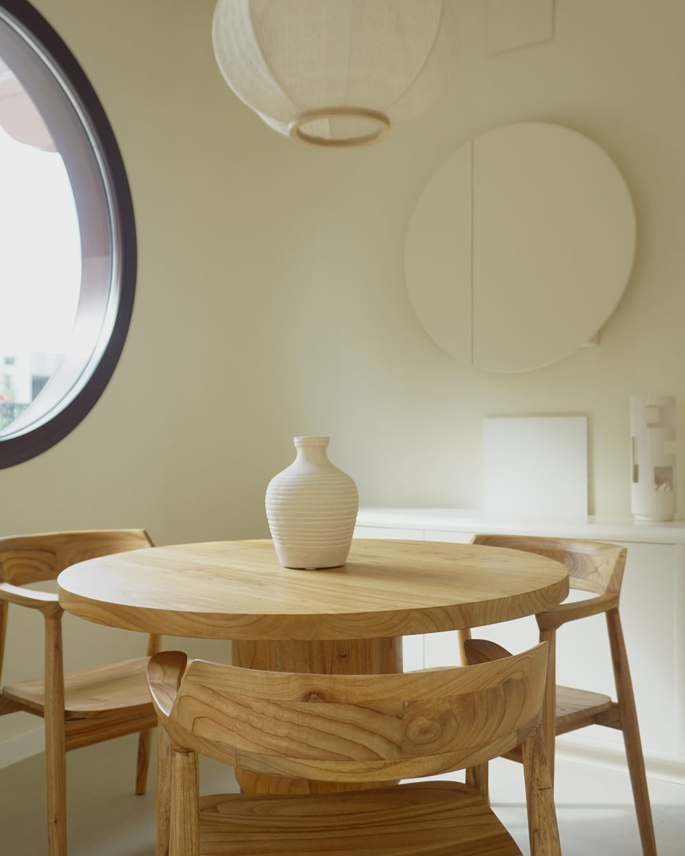 Sala de consulta de Antea: mesa redonda de madera junto a una ventana circular