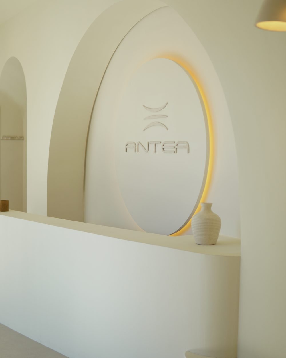 Recepción de Antea: el logotipo iluminado sobre el arco de la entrada