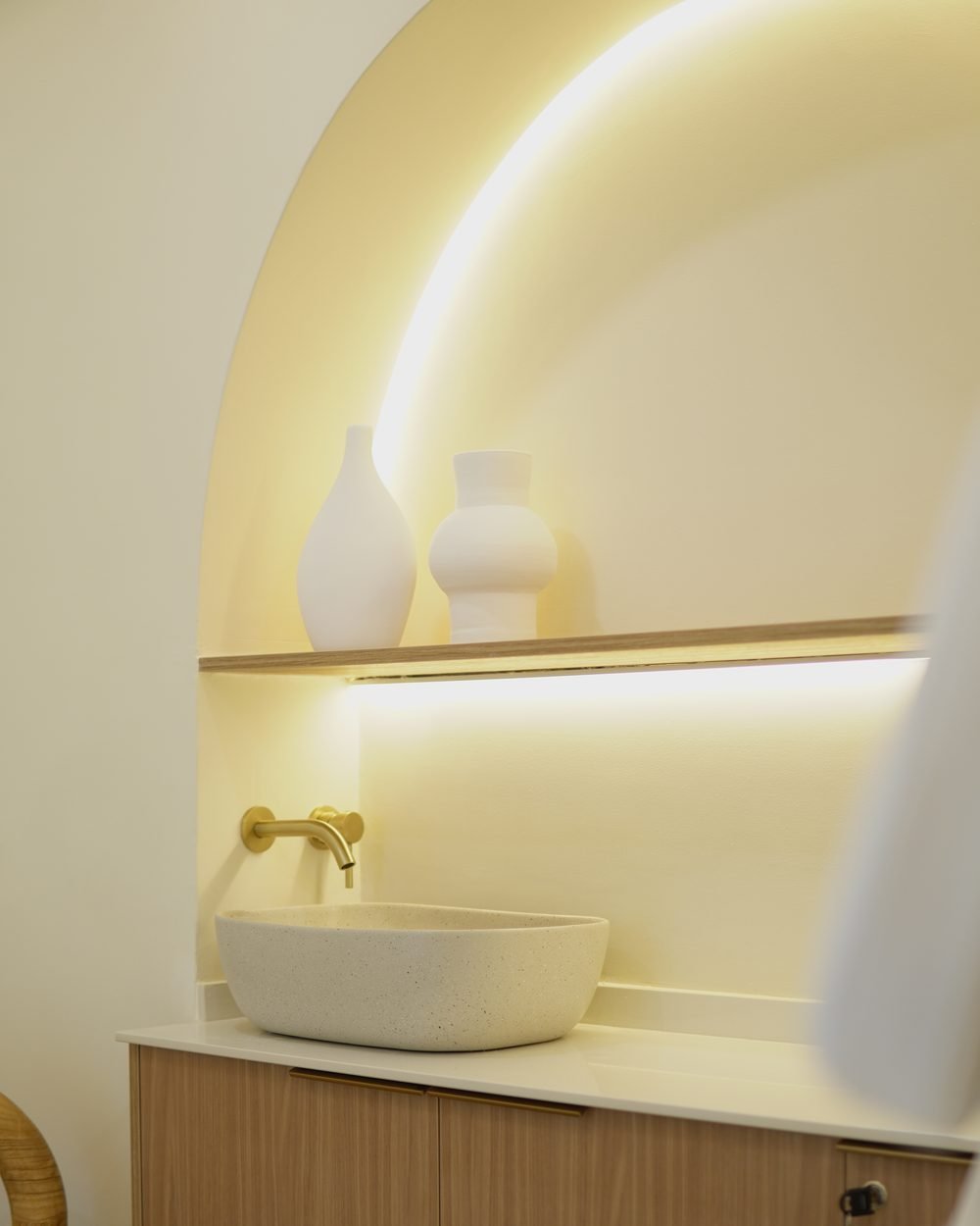Zona de aseo y revisión de Antea, con lavabo en un hueco de luz